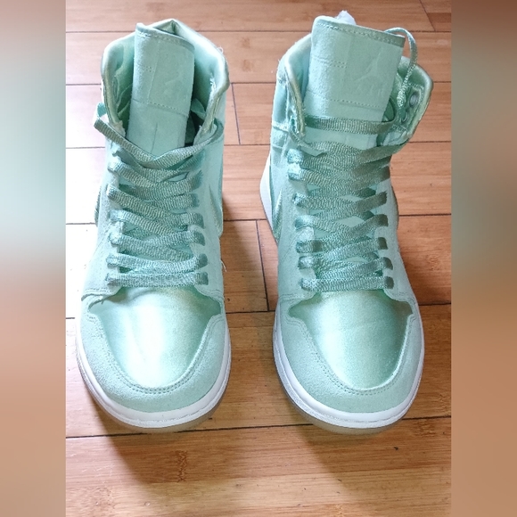 Genuine 100% Authentic Nike Hi top Satin Dunks!Mint green color Womens US sz 9 - Picture 3 of 6